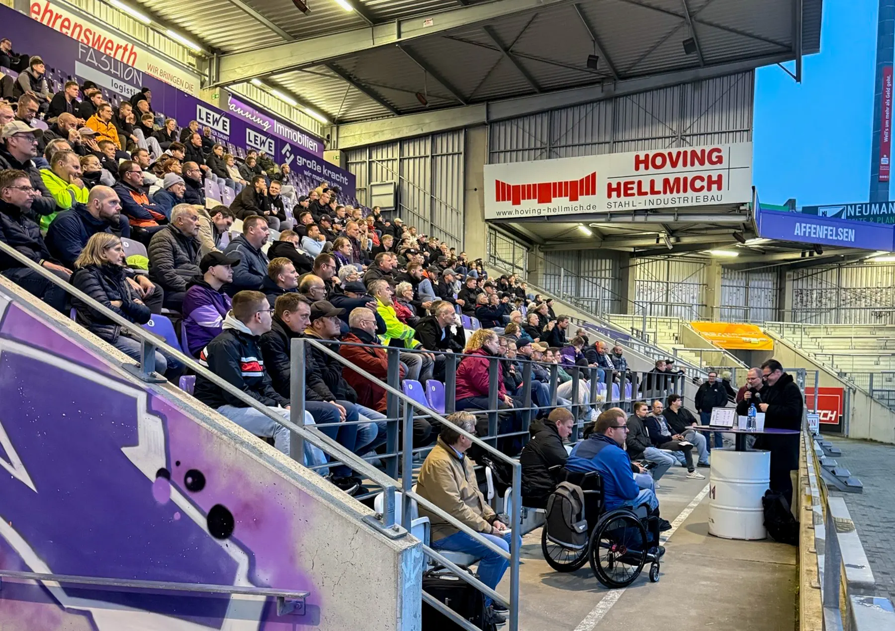 VfL Infoabend: Zuschauer beim Planungsstand im Stadion.