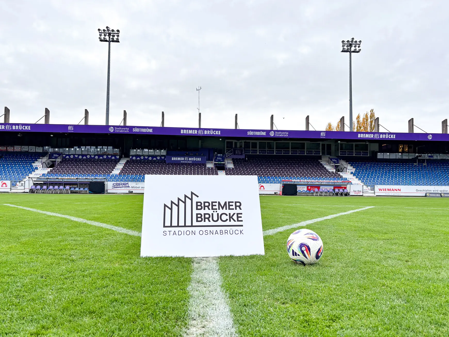 Bremer Brücke Stadion: Fußball auf dem Rasen vor Tribüne. Stadion Osnabrück.