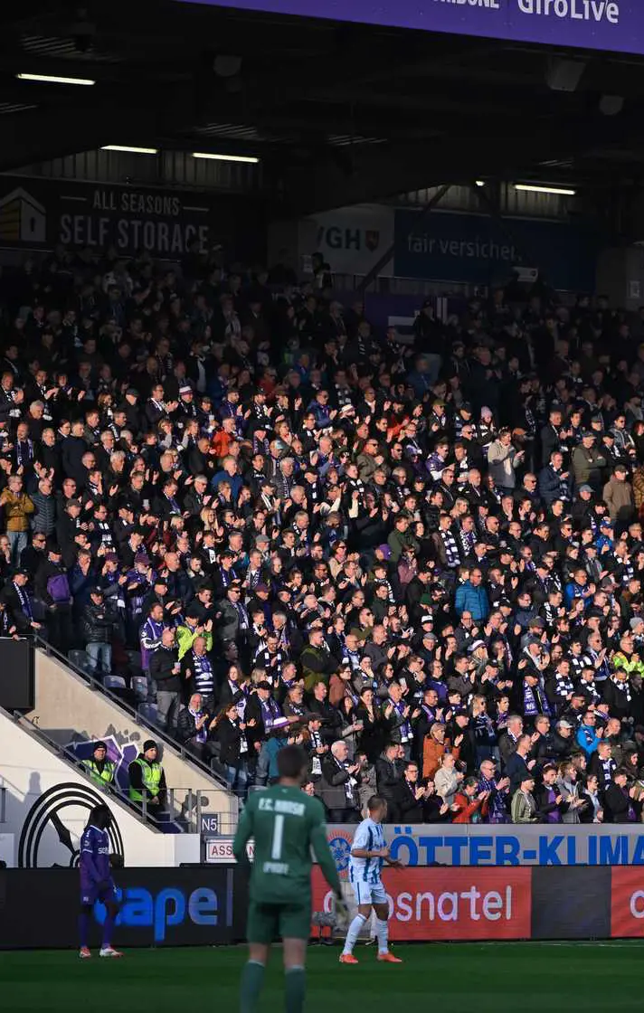 DSC_0266_hoch Fußballspiel mit Zuschauern auf der Tribüne.