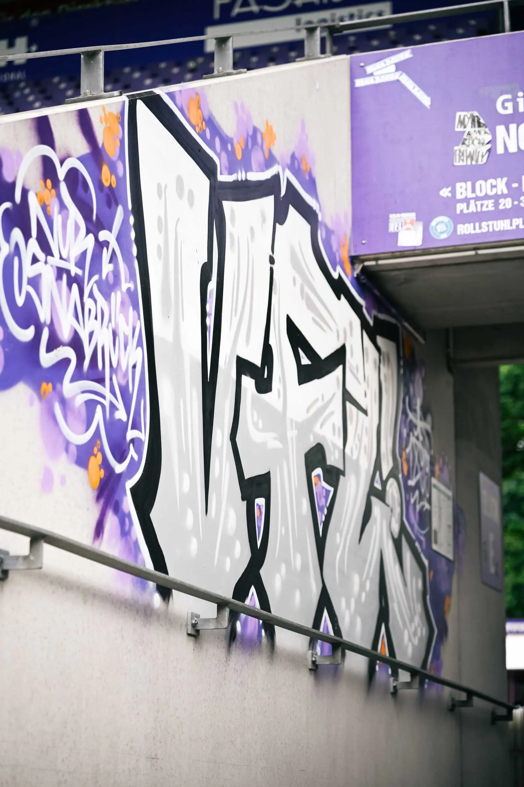 DSC_6586 Wandgemälde mit Graffiti in Weiß, Lila und Schwarz, abstrakte Kunst.